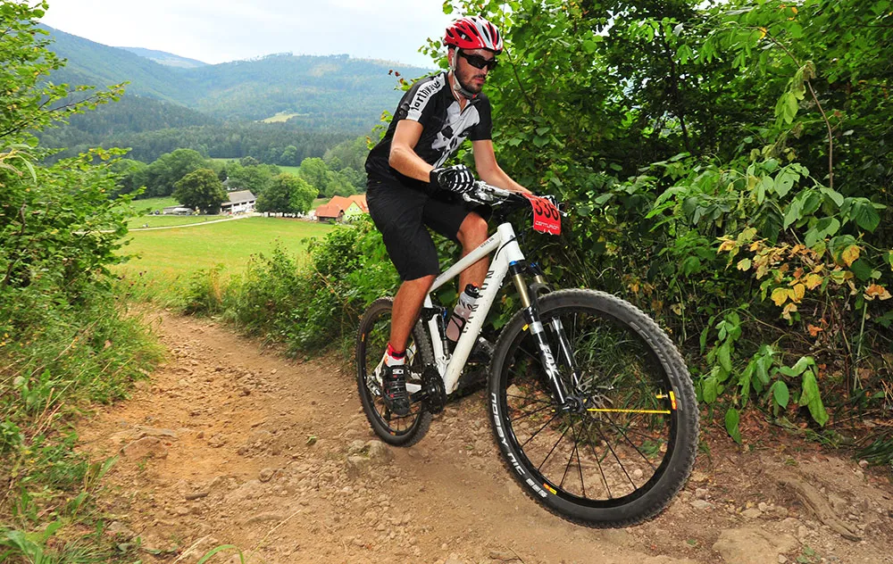 Der erste Anstieg beim MTB Marathon in Stattegg Thomas Hochörtler fährt am Mountainbike einen schmalen Weg